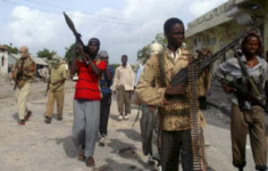 Des-miliciens-d-Al-Chabaab-patrouillant-a-Mogadiscio-debut-juillet.-Ce-groupe-lie-a-Al-Qaida-detient-desormais-les-deux-otages-francais._pics_390