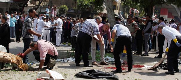 la-police-egyptienne-recueille-des-indices-sur-les-lieux-de-l-explosion